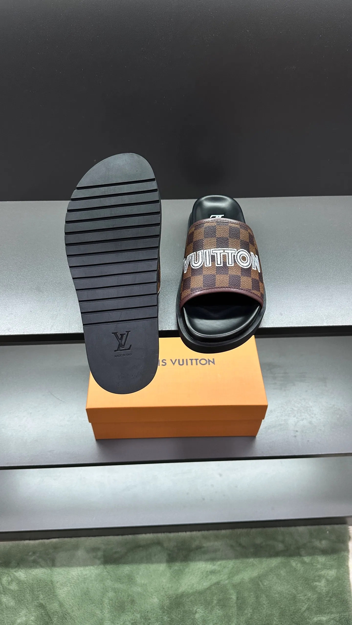 [L Home] P: 300💰Size: 38-45 Top purchasing lv men's summer slippers, classic presbyopia with soft real leather lining, unique color splicing effect, distinctive personality, fashionable and trendy essential style, light and comfortable. Lightweight and tough rubber insole, micro ridged foam outsole, super comfortable!